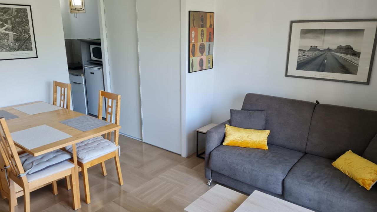 2P entièrement climatisé I Bien insonorisé I Wifi I A 300 m de la mer I Restaurants commerces et transports à 5mn à pied I Idéal 2 personnes I Possibilité 4 avec canapé lit de qualité I Très belle Douche Cagnes-sur-Mer Extérieur photo