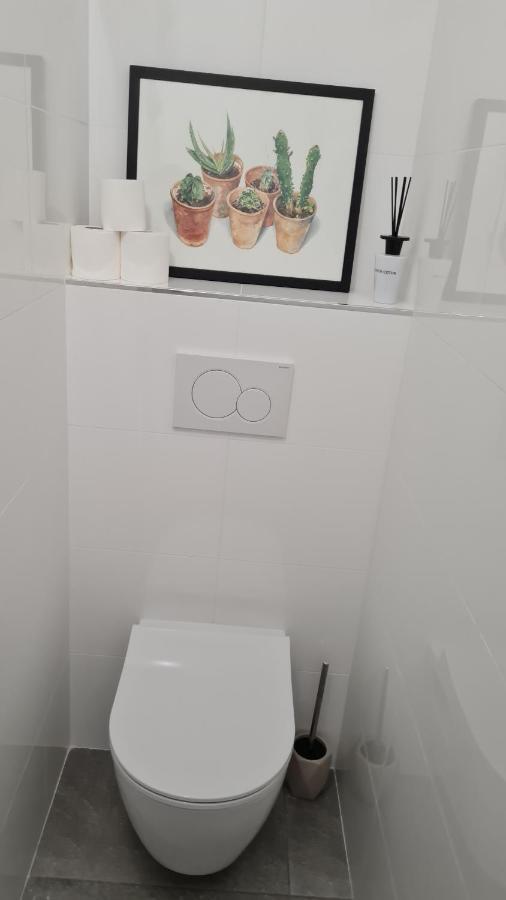 2P entièrement climatisé I Bien insonorisé I Wifi I A 300 m de la mer I Restaurants commerces et transports à 5mn à pied I Idéal 2 personnes I Possibilité 4 avec canapé lit de qualité I Très belle Douche Cagnes-sur-Mer Extérieur photo