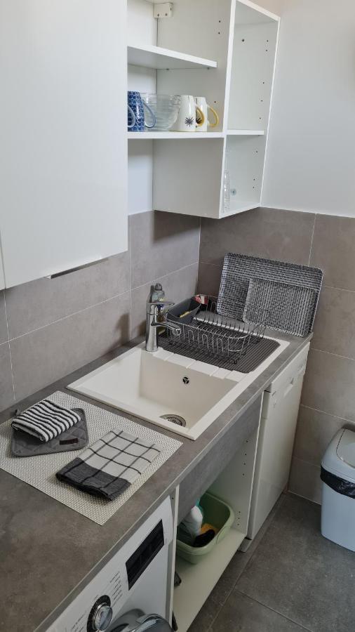 2P entièrement climatisé I Bien insonorisé I Wifi I A 300 m de la mer I Restaurants commerces et transports à 5mn à pied I Idéal 2 personnes I Possibilité 4 avec canapé lit de qualité I Très belle Douche Cagnes-sur-Mer Extérieur photo